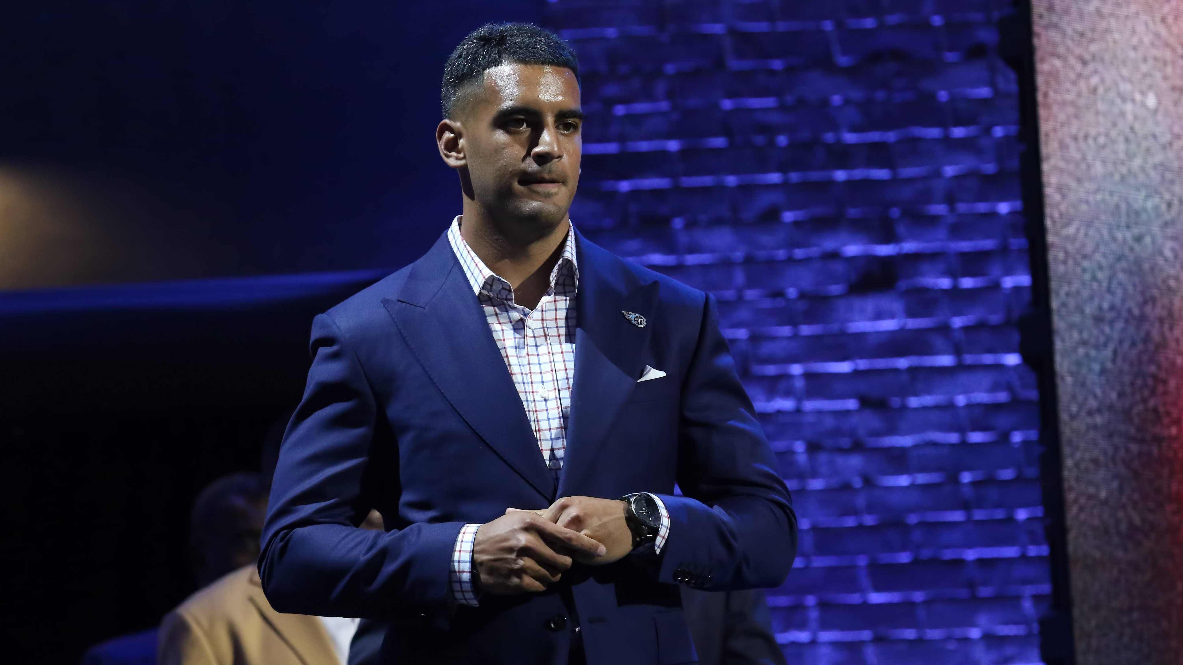 
                <strong>Marcus Mariota </strong><br>
                 - Draft: 2015 an 2. Stelle von den Tennessee Titans  - Stationen: Tennessee Titans 2015 bis 2019 - Aktuell: Las Vegas Raiders seit 2020
              