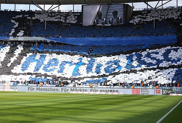 
                <strong>Hertha BSC</strong><br>
                Wieder der klassische Ansatz: Hertha-Fans mit dem Vereinswappen im Olympiastadion. 
              