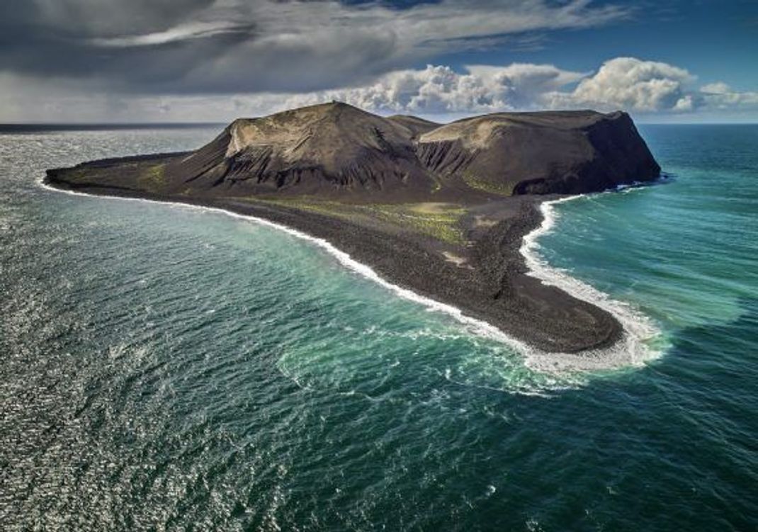 Geologischer Glücksfall: Auf der isländischen Vulkan-Insel Surtsey konnten Forscher:innen beobachten, wie auf nacktem Gestein ein Ökosystem entsteht.
