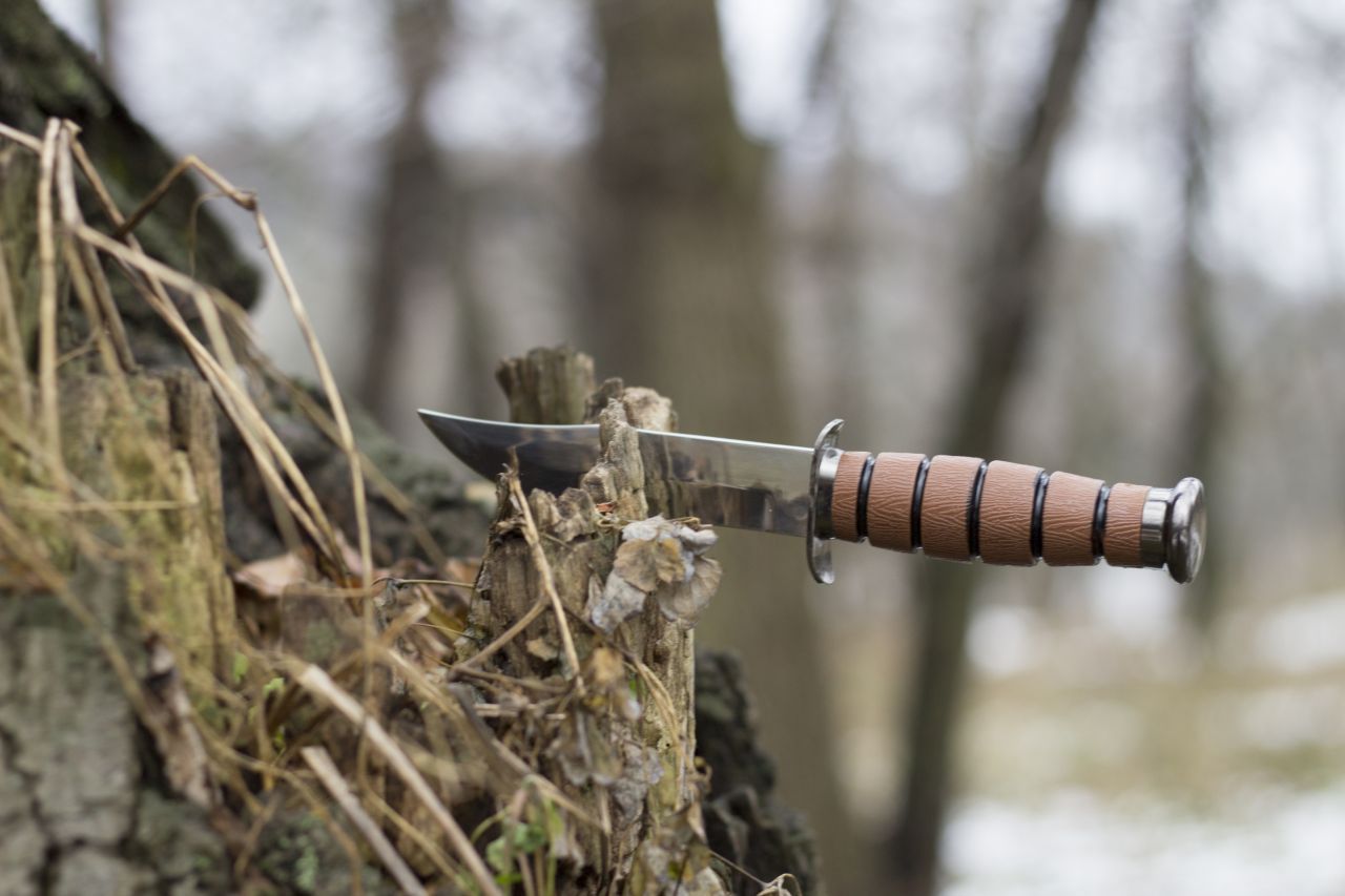 Damit du der Natur Herr werden kannst, benötigst du mindestens ein Taschenmesser, noch besser ein hochwertiges Survival-Messer sowie eine robuste und leichte Säge.