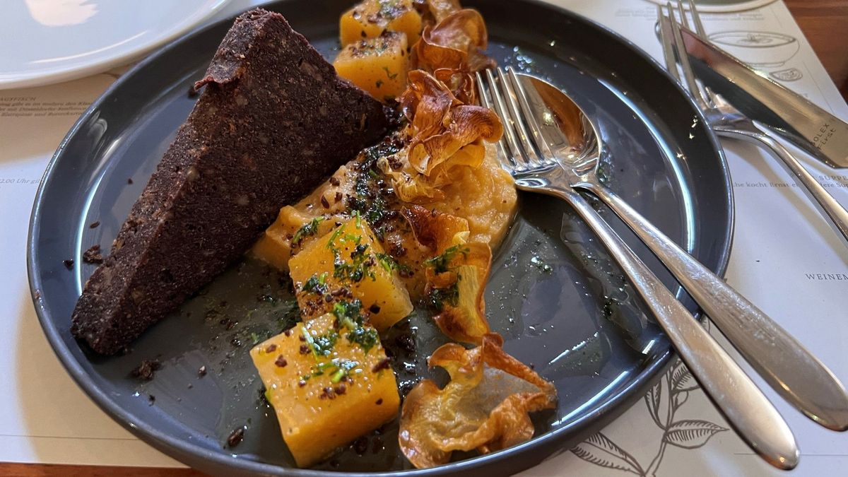 Steckrübe mit Panhas, Pumpernickel und Kerbel