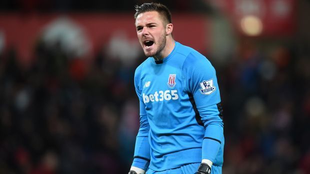 
                <strong>Jack Butland (Stoke City)</strong><br>
                Jack Butland (Stoke City): Der 23-jährige Keeper ist seit dieser Saison Stammkeeper von Stoke City. Insgesamt zehnmal blieb er in dieser Saison ohne Gegentreffer. Der Sprunggelenksbruch, den er im Länderspiel gegen Deutschland erlitt, zwingt ihm zum frühzeitigen Saisonaus. Zweimal stand er in der Elf der Woche in der Premier League. Es ist die erste Nominierung für Butland in dieser Kategorie.
              