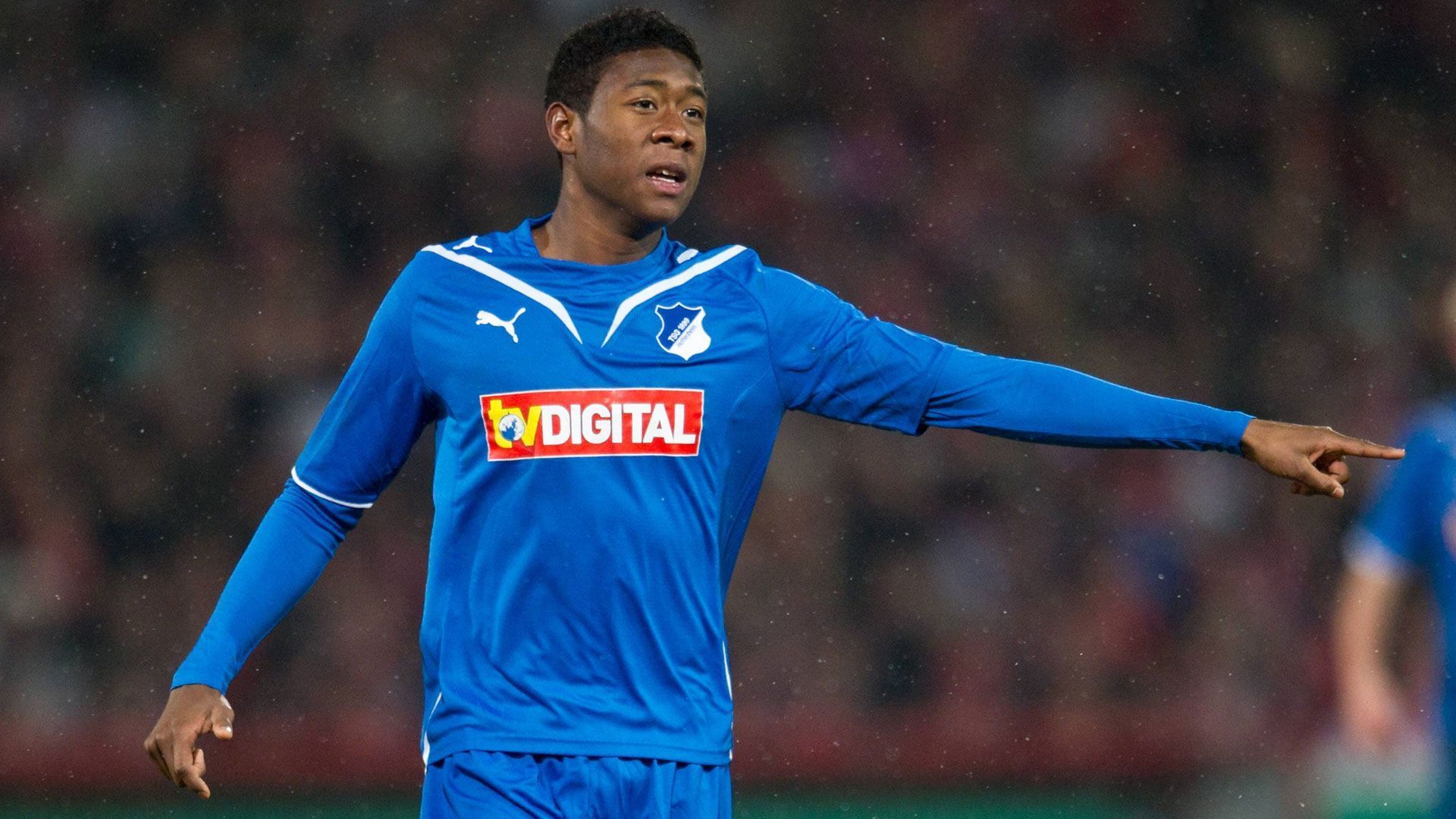 
                <strong>David Alaba (TSG Hoffenheim)</strong><br>
                Wie auch Kroos wechselte David Alaba als hoffnungsvolles Talent in die Jugendabteilung des FC Bayern München und ist inzwischen bei Real Madrid aktiv. Bereits als 17-Jähriger feierte der Österreicher im Februar 2010 unter Förderer Louis van Gaal sein Profidebüt. Als in der komplizierten Saison 2010/11 für die Münchner Alabas rasanter Aufstieg ins Stocken geriet, verliehen ihn die Bayern in der Winterpause für ein halbes Jahr an die TSG Hoffenheim. Der Rückkehrer etablierte sich anschließend auf Anhieb links hinten und war bis zu seinem Abschied 2021 unangefochtener Stammspieler, auch wenn er dafür einige Male die Position wechseln musste. Alaba gewann mit dem FC Bayern unter anderem zwei Mal die Champions League sowie zehn deutsche Meisterschaften und sechs Mal den DFB-Pokal. 
              