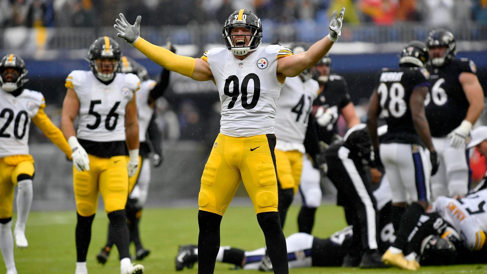 
                <strong>Das Sack-Monster T.J. Watt</strong><br>
                Auch in einer schwierigen Saison bei den Pittsburgh Steelers war die Defensive um Edge-Rusher T.J. Watt mal wieder das Aushängeschild des Teams. Auch wenn Watt zwischendurch zwei Spiele verpasste, so war er der mit Abstand gefährlichste Pass-Rusher der Liga und stellte in nur 15 Spielen mit 22,5 Sacks auch den NFL-Rekord von Michael Strahan für die meisten Sacks in einer Saison ein. Generell sorgte Watt mit seinen Big-Plays in der Defensive in kritischen Momenten unter anderem dafür, dass die Steelers überraschend am 18. Spieltag noch in die Playoffs einziehen konnten.  
              