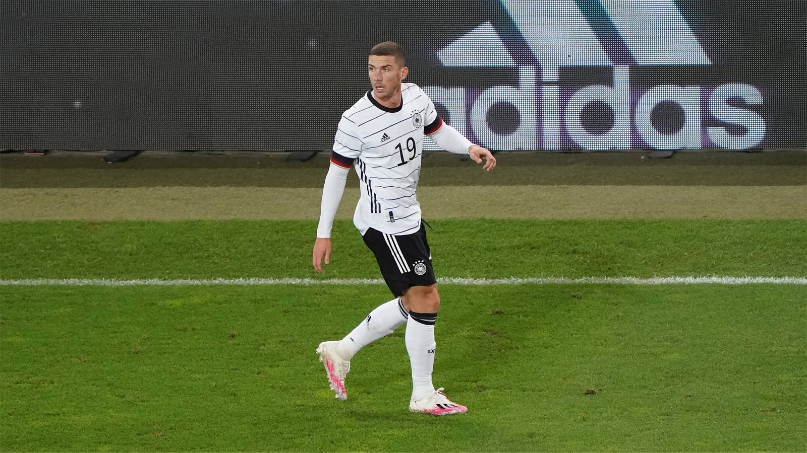 
                <strong>Robin Gosens</strong><br>
                Ist auf der linken Seite nur selten effektiv, kann sich nicht so wie erhofft einbringen. Kann zudem beim 0:1 nicht entscheidend eingreifen. Von ihm kommt auch nach der Pause zu wenig Druck in der Offensive, er muss daher in der 56. Minute vom Platz. ran-Note: 4
              