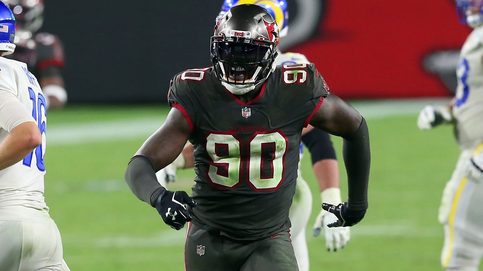 
                <strong>Jason Pierre-Paul (Defensive End - Tampa Bay Buccaneers)</strong><br>
                An besagter Line-of-Scrimmage werden es die Green Bay Packers mit Jason Pierre-Paul zu tun bekommen. Der mittlerweile 32-Jährige kennt sich mit tiefen Playoff-Läufen aus, hat schon mit den New York Giants 2011 Bradys Patriots im Super Bowl geschlagen. In dieser Saison kommt er auf 55 Tackles, 9,5 Sacks, starke vier forcierte Fumbles und zwei Interceptions. 
              