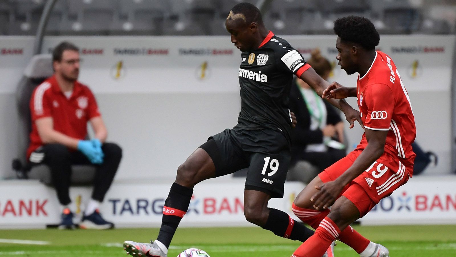 
                <strong>Moussa Diaby</strong><br>
                Der Youngster vertändelt in der 30. Minute eine gute Schussmöglichkeit. Wird oft in Szene gesetzt, steht aber meistens im Abseits. Diaby gibt sich in der zweiten Hälfte selbstbewusster und kreiert viele Chancen. Zeigt in der 57. Minute sein Können: Zündet gegen Davies den Turbo, überläuft den Linksverteidiger und spielt Volland in der Mitte an, der ein Luftloch schlägt. In der 85. Minute läuft er sich erneut frei, sein Anspiel zu Bellarabi ist allerdings zu ungenau. ran-Note: 3
              