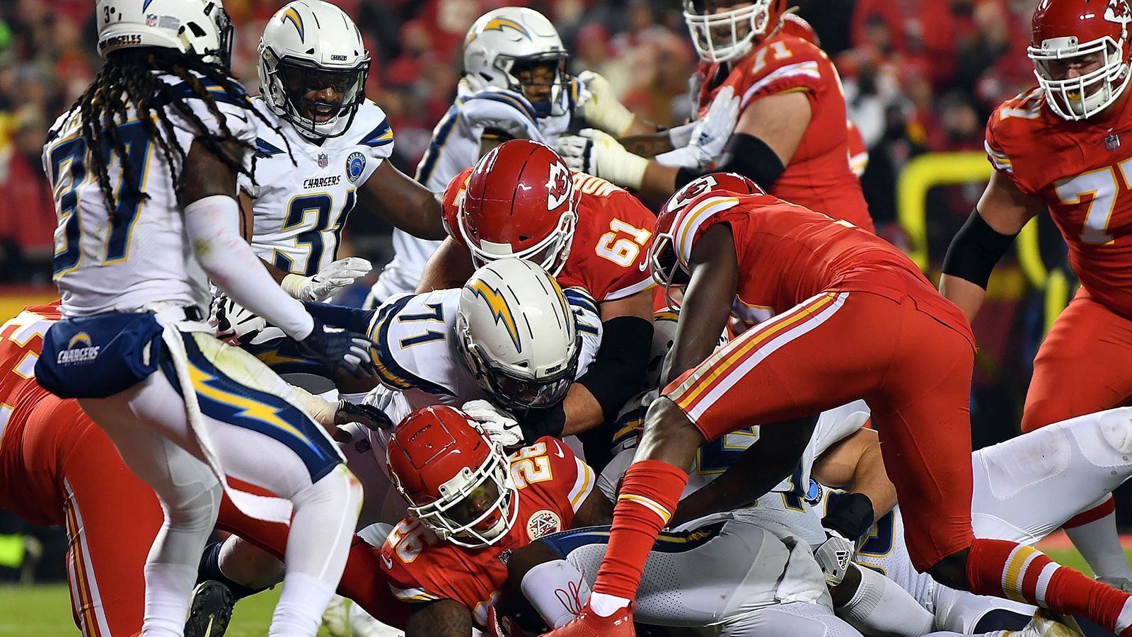 
                <strong>Woche 17: Los Angeles Chargers at Kansas City Chiefs</strong><br>
                Für viele Teams entscheidet sich erst am letzten Spieltag der Saison, ob es für die Playoffs reicht oder nicht. Das Duell zwischen den Los Angeles Chargers und den Kansas City Chiefs könnte ein direktes Duell um den Postseason-Einzug sein. Beide spielen in der AFC West und sind auf dem Papier stärker einzuschätzen als die Denver Broncos und die Oakland Raiders.
              