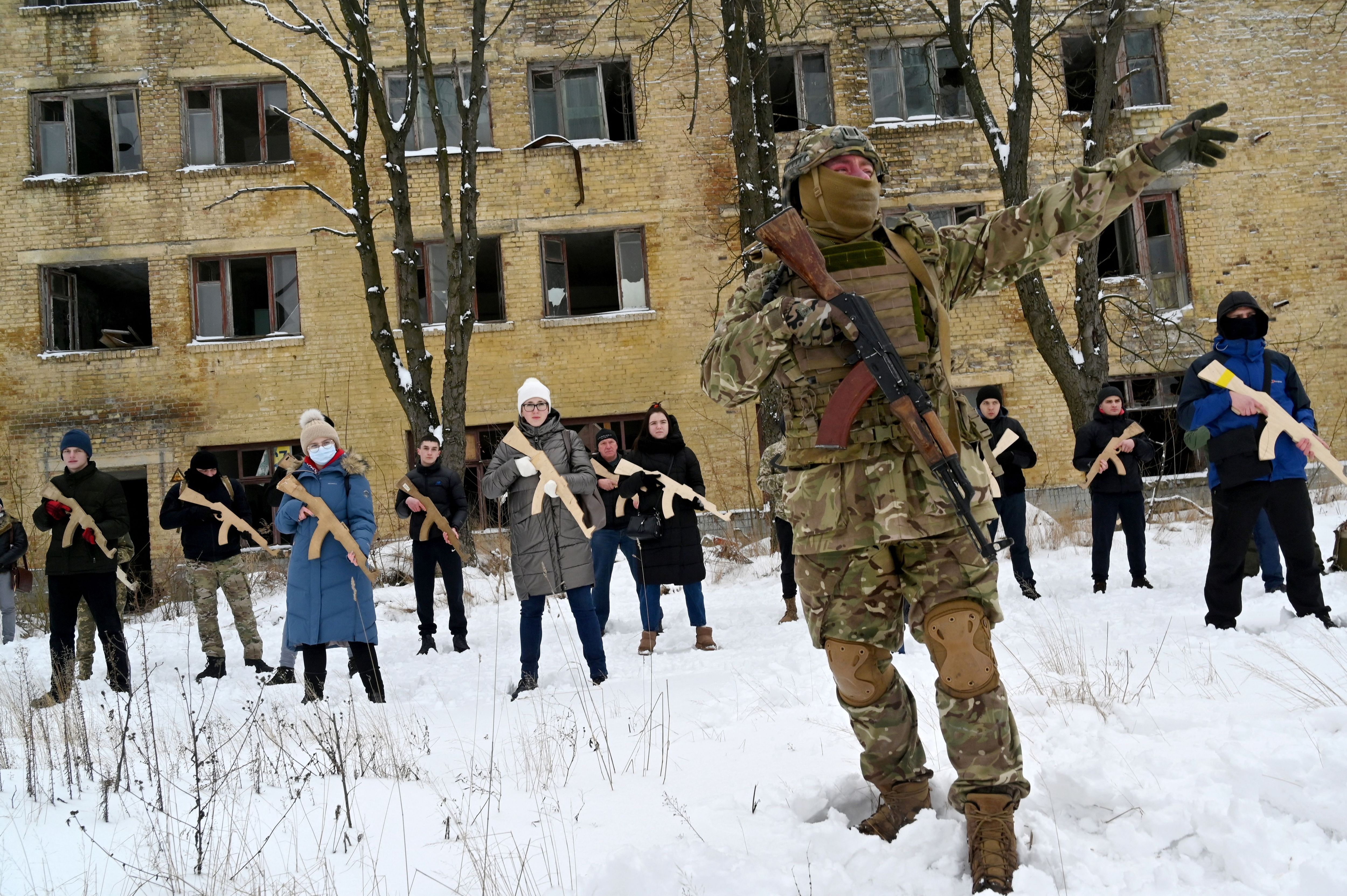 30. Januar: Ein Soldat zeigt Zivilisten in Kiew mit einem Holzgewehr, wie sie sich verteidigen können.