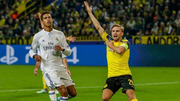 
                <strong>Marcel Schmelzer</strong><br>
                Marcel Schmelzer: Es war kein perfekter Auftritt des BVB-Kapitäns, aber nur wenigen Spielern gelingt ein perfekter Auftritt, wenn sie gegen Gareth Bale antreten müssen. Defensiv mit kleineren Stellungsfehlern, aber Schmelzer sorgte trotzdem dafür, dass der Waliser nicht sein bestes Spiel zeigte. ran-Note: 3
              