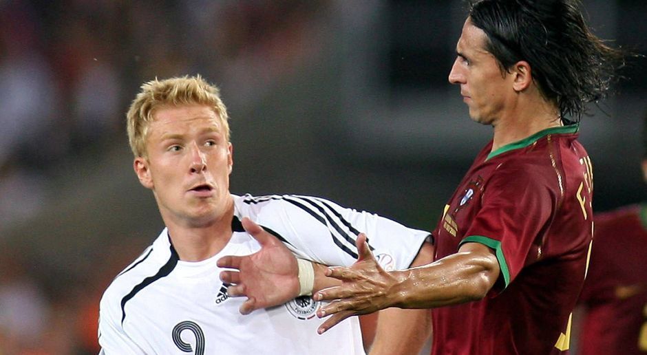 
                <strong>Mike Hanke</strong><br>
                Mike Hanke: Kurioser war dagegen der Fall von Mike Hanke (Bild, links neben Portugals Fernando Meira). Der Wolfsburger war im Confed Cup-Halbfinale 2005 vom Platz geflogen und für zwei Pflichtspiele der Nationalmannschaft gesperrt worden. Damit schienen seine WM-Träume geplatzt zu sein. Doch dem Bundestrainer Jürgen Klinsmann war das egal, er nominierte ihn trotzdem. Bei der WM 2006 durfte Hanke im Spiel um Platz 3 knapp 20 Minuten mitmischen.
              