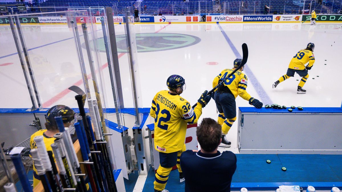 240510 Players of Sweden ahead of the 2024 IIHF Ice hockey, Eishockey World Championship, WM, Weltmeisterschaft group stage game between Sweden and USA on May 10, 2024 in Ostrava. Photo: Maxim Thor...