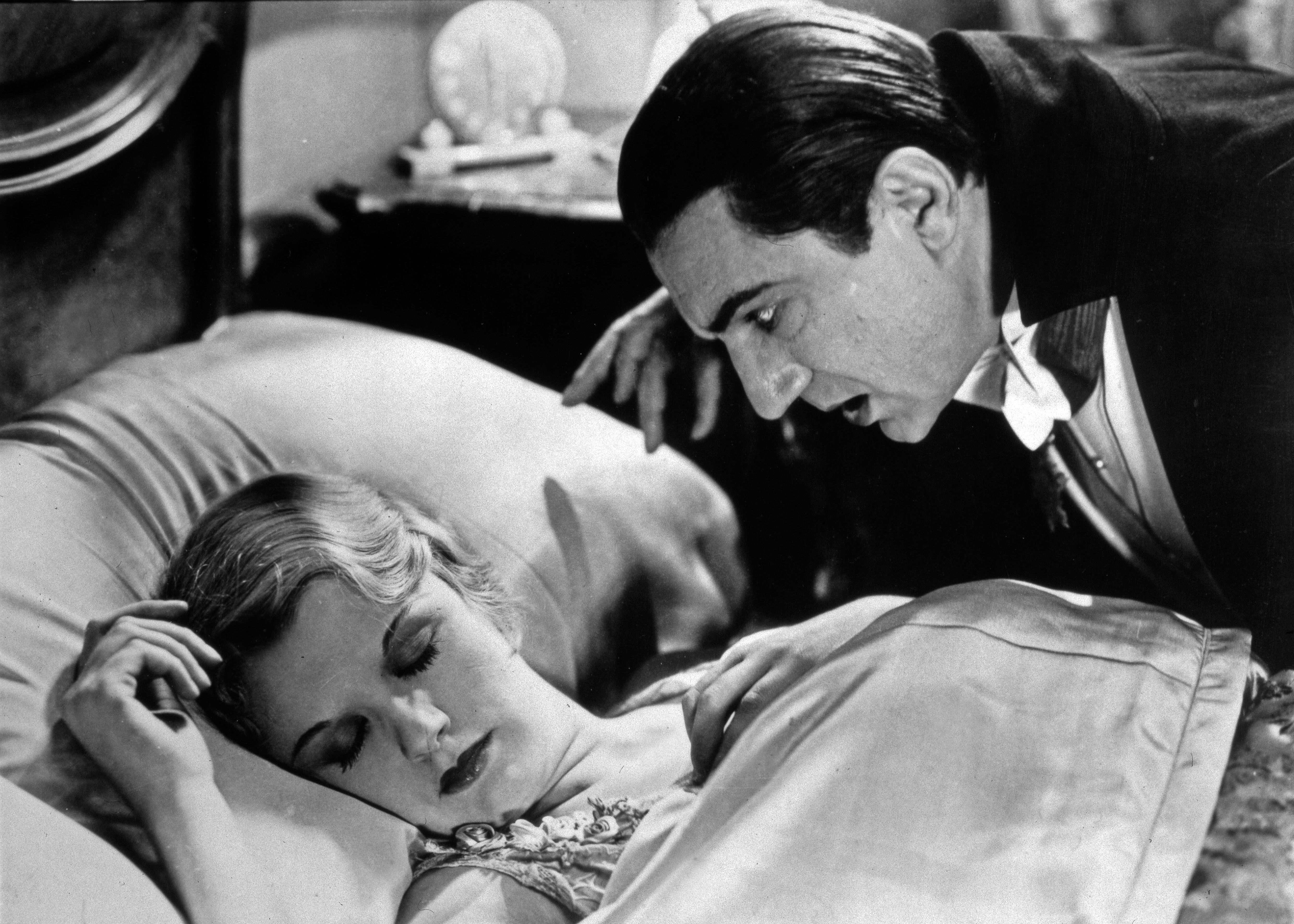 Ebenfalls schwarz-weiß ist der wohl bekannteste und vielleicht auch ikonischste Film "Dracula" von 1931. Bela Lugosis Darstellung des Graf Dracula, mit seinem unverwechselbaren osteuropäischen Akzent und seinem finsteren, hypnotischen Blick, prägte das Bild des Vampirs für Generationen von Zuschauer:innen.

