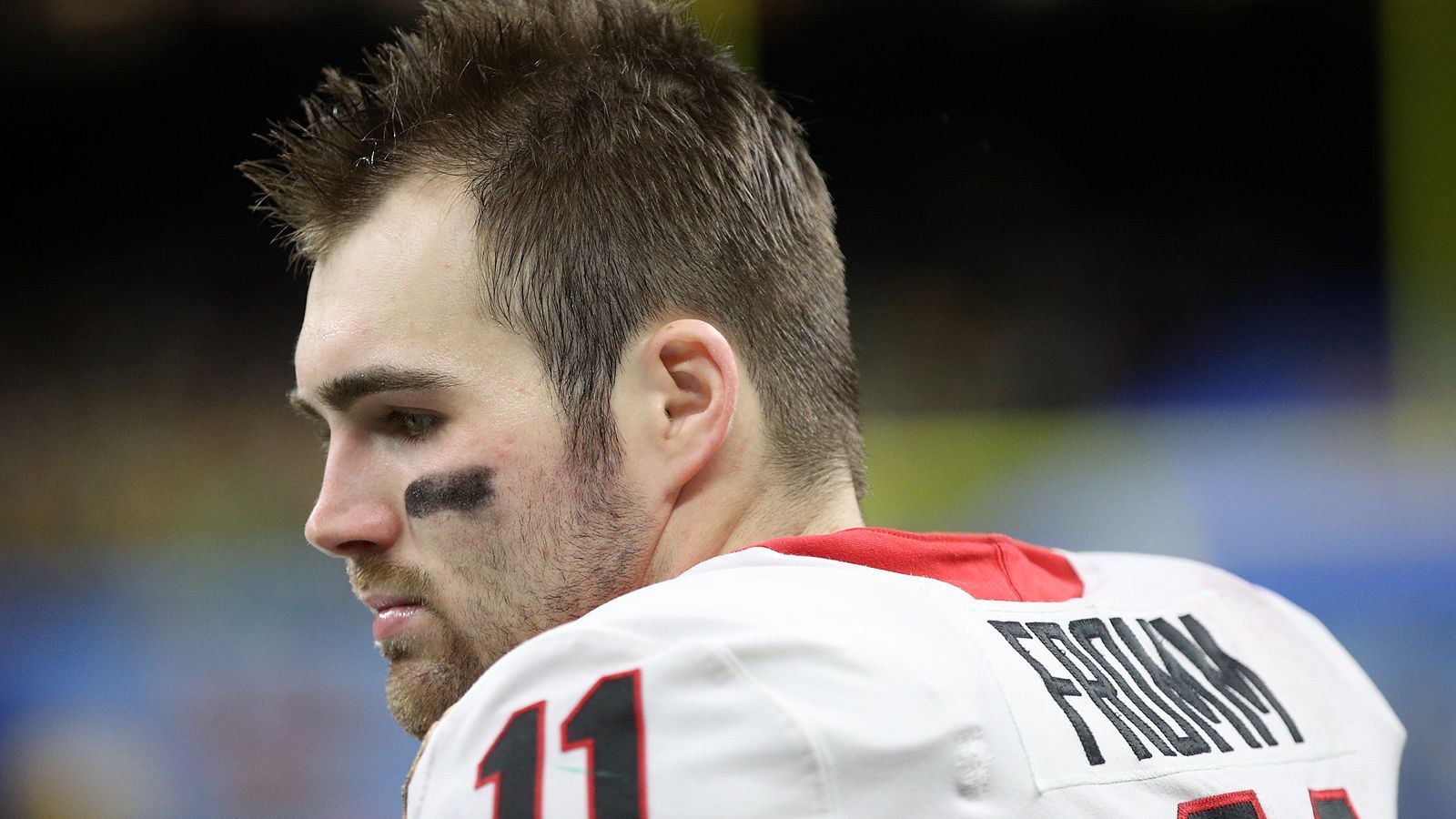 
                <strong>Jake Fromm (Buffalo Bills)</strong><br>
                Auch in Woche zwei hat Jake Fromm das Spiel der Buffalo Bills von der Seitenlinie betrachtet. Das wird sich auch in Zukunft erstmal nicht ändern, denn Josh Allen ist aktuell in bestechender Form. Fromm hat aber eine ganz besondere Rolle bekommen: Er ist der "Quarantäne-Quarterback". Heißt: Zeitweise trainiert der Spielmacher Nummer drei hinter Allen sowie Backup Matt Barkley alleine, um bei einem positiven Test bei seinen beiden Kollegen einspringen zu können.
              