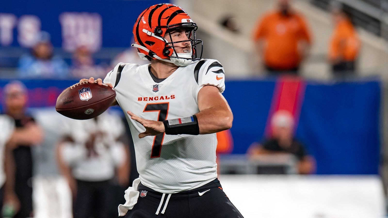 
                <strong>Drew Plitt (Arlington Renegades)</strong><br>
                Gleiches gilt für Drew Plitt, der den Sommer 2022 bei den Cincinnati Bengals verbrachte. In seinen Preseason-Einsätzen brachte er sieben seiner acht Pässe für 93 Yards und einen Touchdown an. Für den Bengals-Kader reichte es trotzdem nicht. 
              