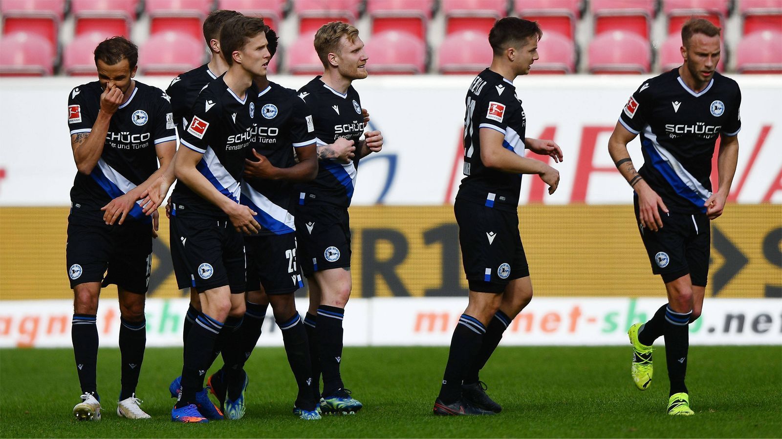 
                <strong>Arminia Bielefeld - 15. Platz, 30 Punkte</strong><br>
                Schon vor der Saison war eigentlich klar, dass die Arminia im Endspurt um den Klassenerhalt kämpfen wird. Zwischenzeitlich etwas abgeschlagen, hat sich der Trainerwechsel von Uwe Neuhaus hin zu Frank Kramer mittlerweile ausgezahlt. Nur eine Niederlage aus den letzten sechs Spielen, dazu zwei Heimsiege in Serie. Am Sonntag (18 Uhr, im Liveticker auf ran.de) geht es nach Gladbach, dann folgt das direkte Duell in Berlin sowie zum Abschluss Hoffenheim (H) und Stuttgart (A). Prognose: Machbare Aufgaben - Bielefeld schafft den Klassenerhalt. 
              