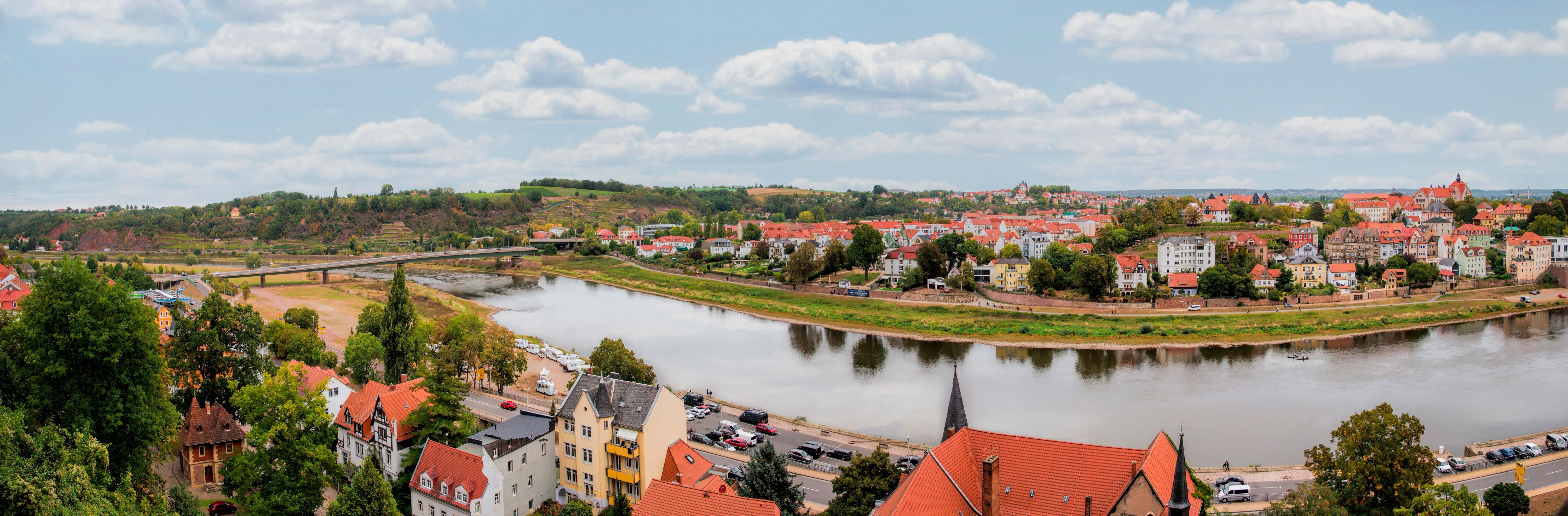 Der Elbradweg startet bereits in Prag. Von dort kannst du über Dresden und Hamburg bis rauf nach Cuxhafen ans Meer fahren.