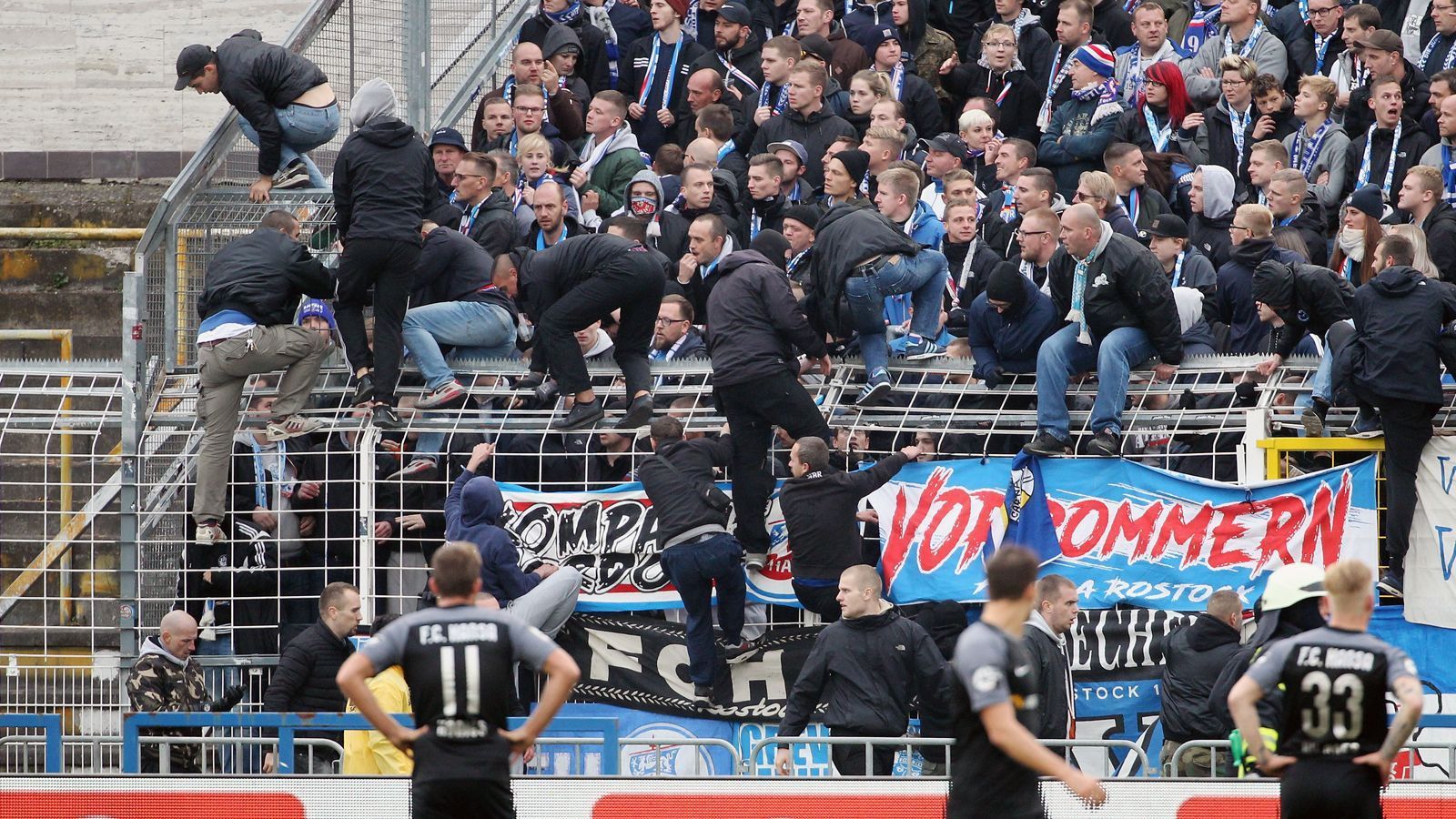 
                <strong>Ausschreitungen in Jena</strong><br>
                ... und drängen die Fangruppen in die jeweiligen Blöcke zurück. Durch das Einreden von Spielern und Funktionären kann das Drittliga-Duell dann doch noch zu Ende gespielt werden. Vincent-Louis Stenzel gleicht kurz vor dem Ende für die Gastgeber zum 1:1-Endstand aus.
              