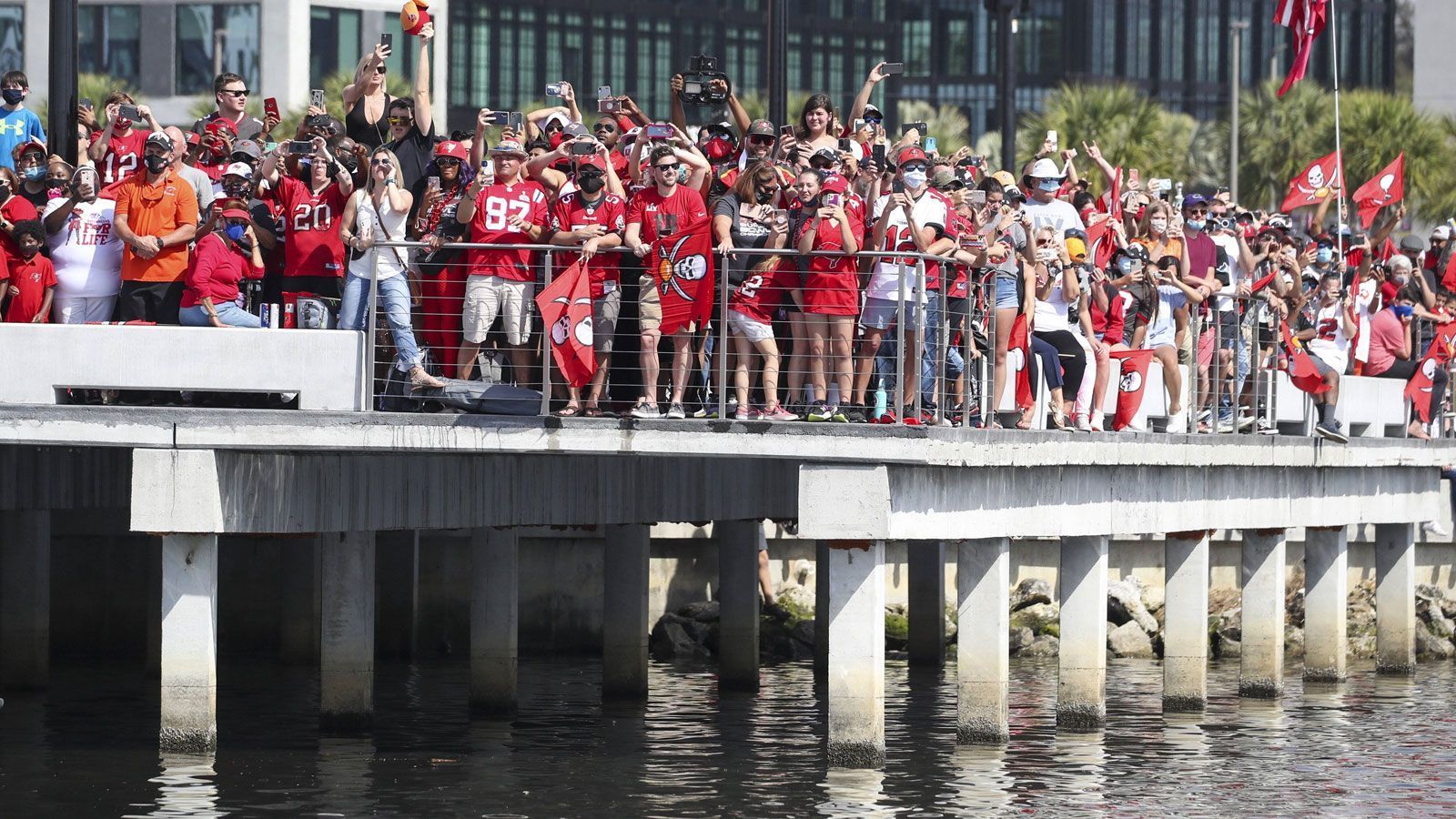
                <strong>Die Bootsparade der Buccaneers nach dem Super-Bowl-Triumph</strong><br>
                Am Ufer verfolgen die Fans die Tour ihres Teams. Wohl dem, der früh genug vor Ort ist.
              