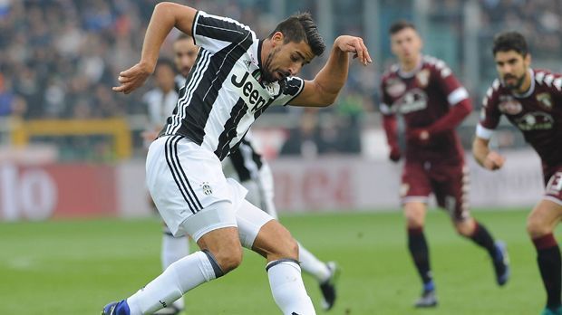 
                <strong>Juventus Turin</strong><br>
                Offenbar schon, denn auch Juventus Turin gehört zum Kreis der Interessenten, und das schon länger. Die Italiener waren bereits vor Draxlers Wechsel zum VfL Wolfsburg an ihm interessiert. 2015 war sich der Mittelfeldmann sogar schon mit der "alten Dame" einig. "Es war eine Ehre für mich, dass Juventus mich wollte und ich habe sehr lange versucht zu bewirken, dass es klappt. Im August gab es viele Treffen, sie haben versucht sich mit Schalke über den Preis zu einigen", erklärte Draxler zuletzt in einem Interview mit der "Gazzetta dello Sport". Einig wurden sich die Klubs aber nicht. Möglicherweise wird aus der Liaison über Umwege doch noch etwas.
              