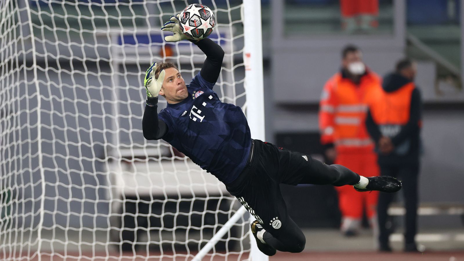 
                <strong>Der Platzhirsch: Manuel Neuer</strong><br>
                "Manuel Neuer ist die klare Nummer eins", sagte Bayern-Trainer Hansi Flick kürzlich, als er die Situation des abwanderungswilligen Ersatzkeepers Alexander Nübel kommentierte. Der 34-jährige Neuer ist zuletzt erneut zum Welttorhüter gewählt worden und das bestätigt einmal mehr seine Qualitäten. Damit kann man davon ausgehen, dass Neuer auch noch längerfristig Stammkeeper bleibt - und das wiederum wirft dann in der Zusammenstellung des Torhüterteams beim deutschen Rekordmeister Fragen auf. Denn das Personal hinter Neuer ist entweder unzufrieden mit der aktuellen Situation oder entwickelt sich nicht optimal.  
              