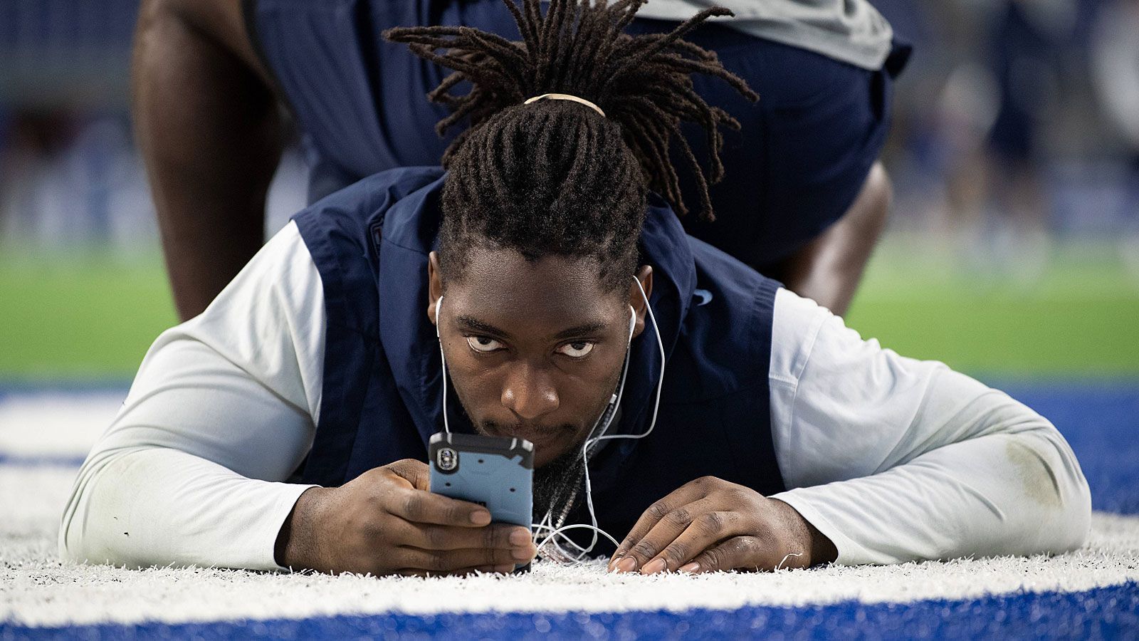 
                <strong>DeMarcus Lawrence (Dallas Cowboys)</strong><br>
                Schon beim Pro Bowl hatte DeMarcus Lawrence der "Dallas Morning News" erklärt: "Ich liebe es, ein Cowboy zu sein." Wie intensiv diese Zuneigung ist, kann der Defensive End nun bei den Verhandlungen über einen neuen Deal beweisen. Es ist bereits das zweite Mal, dass der zweimalige Pro-Bowler nur per Franchise Tag in Dallas gehalten wird - zumindest vorerst. Und diesmal soll Lawrence laut "Fort Worth Star Telegram" bereits klar gemacht haben, dass er diesen Weg der Bindung nicht akzeptiere. Entsprechend müssten die "Boys" eine Einigung bis zum 15. Juli anstrengen - offenbar mit einem höheren Gehalt als die über den Tag garantierten 20,5 Millionen US-Dollar.
              