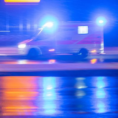 Ein Krankenwagen ist mit Blaulicht im Einsatz