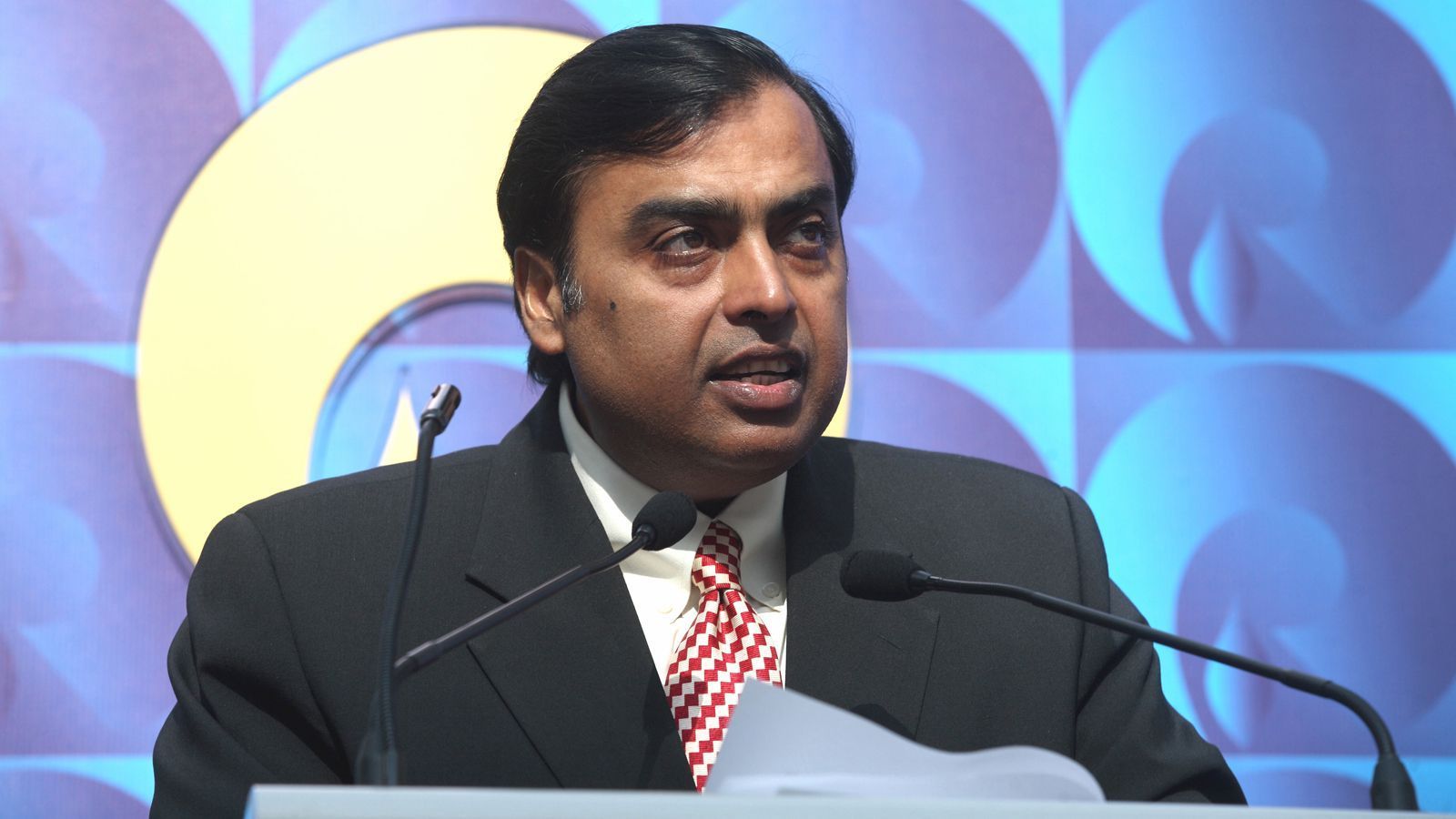 
                <strong>Mukesh Ambani</strong><br>
                Mit einem geschätzten Vermögen von etwa 82 Milliarden Euro ist Mukesh Ambani, der Vorstandssvorsitzende der Reliance Industries, der zweitreichste Asiate. Ihm gehört das Cricket-Team Mumbai Indians und er ist der Gründer der indischen Fußball-Liga. Damit machte er den Sport dort populär und wäre aufgrund seines Fachwissens in der Vermarktung des Fußballs ein geeigneter Kandidat für Manchester United gewesen.
              