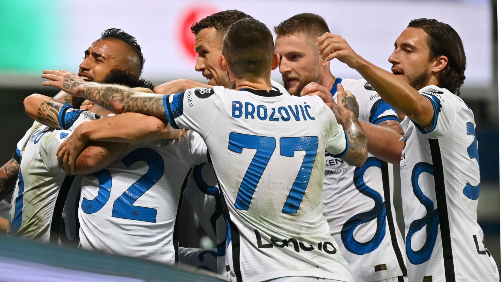 
                <strong>Inter Mailand (Italien)</strong><br>
                Auch der Stadtrivale des AC, Inter Mailand, ist in der Serie A noch ohne eine Niederlage. Von den sieben Spielen gewannen die "Nerazzurri" fünf, einzig Atalanta und Sampdoria (2:2) konnten dem amtierenden Scudetto-Träger ein Unentschieden abringen. Besonders beeindruckend ist diese Bilanz unter Berücksichtigung des Ausverkaufs, den Inter machen musste. Unter anderem Achraf Hakimi, Romelu Lukaku und Trainer Antonio Conte verlor Inter vor dieser Saison. Auch beim Team von Simone Inzaghi läuft es europäisch jedoch nicht, einer 0:2-Heimpleite gegen Real Madrid folgte ein müdes 0:0 bei Shaktar Donetsk.
              