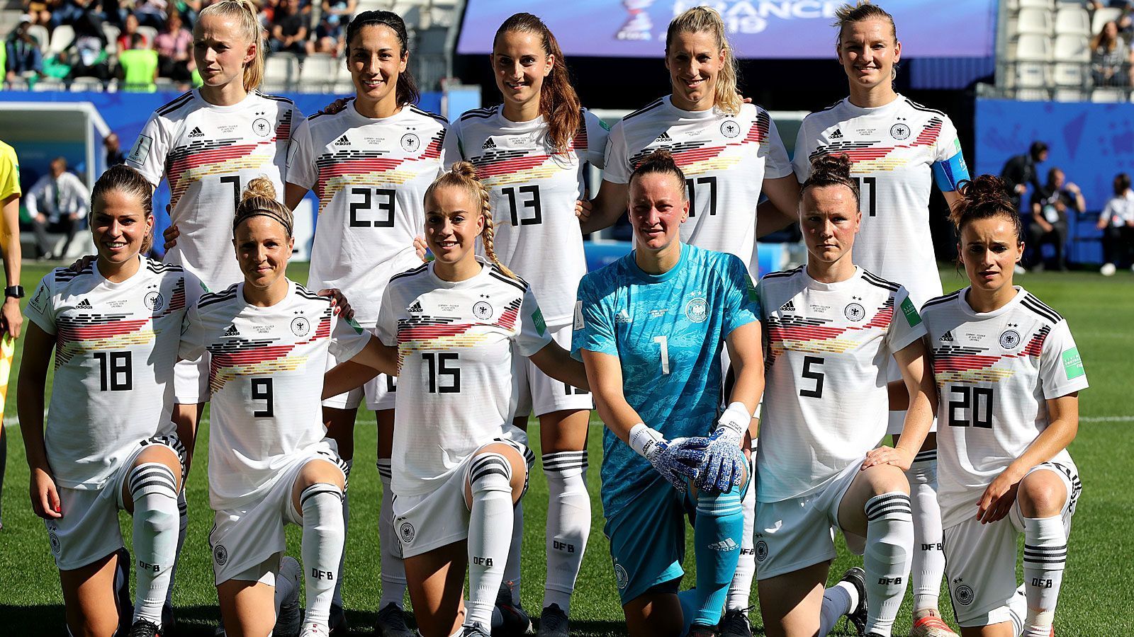 
                <strong>WM 2019: Die Zweitnamen der DFB-Frauen</strong><br>
                Das deutsche Frauen-Team will bei der WM 2019 in Frankreich zum dritten Mal nach 2003 und 2007 den Fußball-Thron erklimmen. Die Vor- und Nachnamen der Auserwählten sind vielen Fans längst geläufig. Doch wie sieht es mit den Zweitnamen der Damen aus? Viele DFB-Frauen kommen auch ganz ohne einen aus. Einige interessante Namen sind aber dabei ran.de erweitert euren Wissensschatz.
              