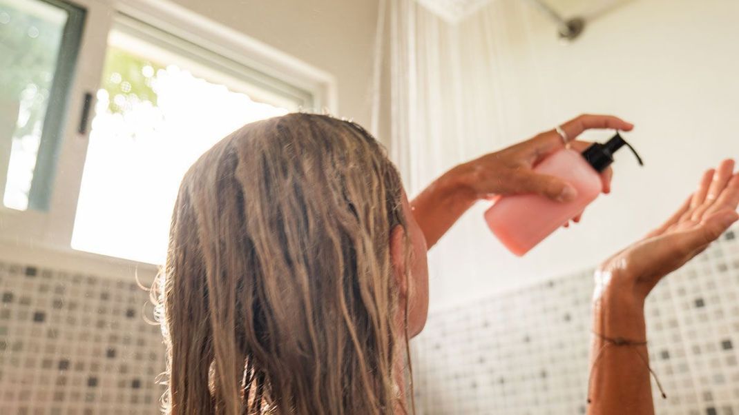 Shampoo richtig zu verwenden ist das A und O für schöne Haare.