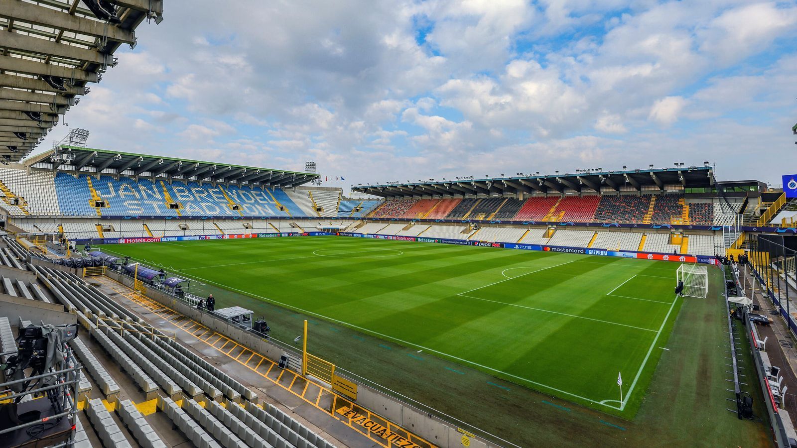 
                <strong>Platz 8 (geteilt): Jan Breydel Stadion</strong><br>
                Gesamtbewertung: 3,50 - Stadt: Brügge (Belgien) - Verein: FC Brügge
              