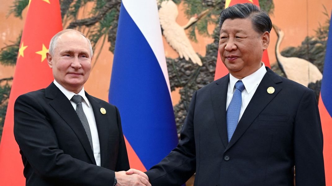 Putin und Xi begrüßen sich beim Seidenstraßen-Gipfel in Peking.