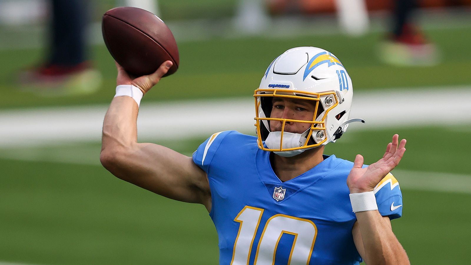 
                <strong>Justin Herbert: Ein Rookie auf Rekordjagd</strong><br>
                Er war der dritte Quarterback im Draft vor der Saison - Joe Burrow zu den Cincinnati Bengals an 1, Tua Tagovailoa an 5 zu den Miami Dolphins -, doch Justin Herbert zeigte bei den Los Angeles Chargers allen, dass noch viel mehr in ihm steckt. Zwar reichte es für die Chargers bei Weitem nicht für die Playoffs, trotzdem brach der 22-Jährige gleich mehrere Rekorde. Herbert zauberte die meisten Touchdown-Pässe (31), die meisten erfolgreichen Pässe (396) und die zweitmeisten Passing Yards (4.336), die ein Rookie je in einer Regular Season gemacht hat, auf den Rasen. Außerdem löste er Vorjahres-MVP Lamar Jackson als jüngsten Spieler ab, der 30 Touchdown-Pässe erreicht. 
              