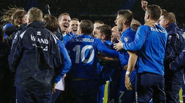 
                <strong>Grenzenloser Jubel beim Fußballzwerg</strong><br>
                Mini-Staat: Noch nie hat Island an einer Welt- oder Europameisterschaft teilgenommen. Mit 330.000 Einwohnern leben auf der Insel in etwa so viele Menschen wie in der Stadt Bielefeld. Klar, dass da die Freude groß ist.
              