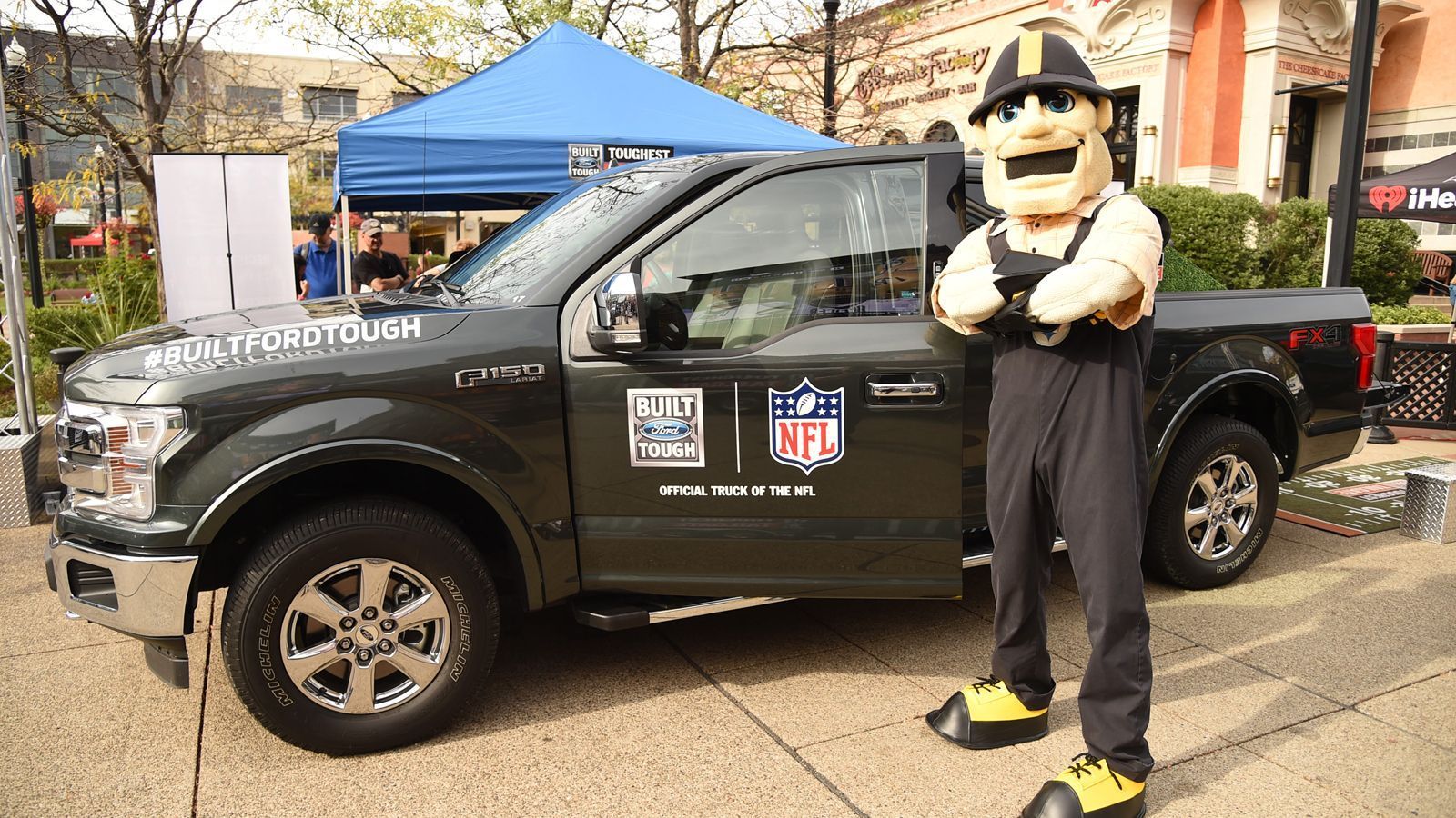 
                <strong>Pittsburgh Steelers: Steely McBeam</strong><br>
                In der Stahlstadt Pittsburgh ist das Maskottchen natürlich auch ein Stahlarbeiter. Steely McBeam kommt bei den Fans bestens an.
              