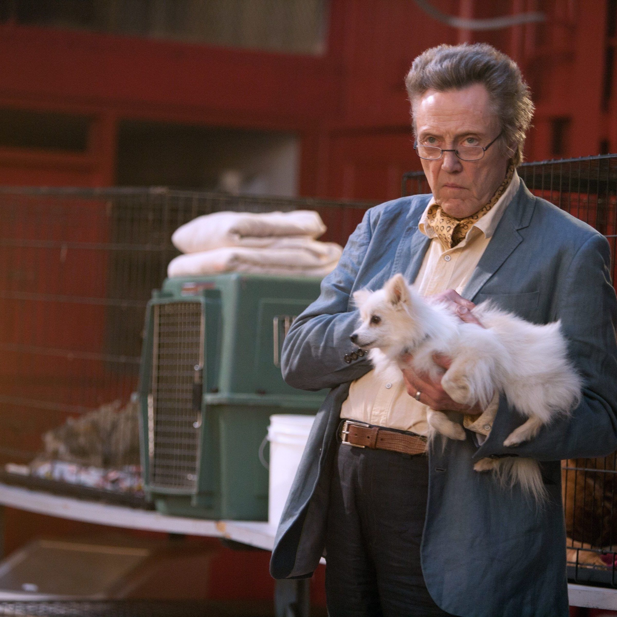 Mit Hund und Knarre wird im Film aus Walken ein Gangster.