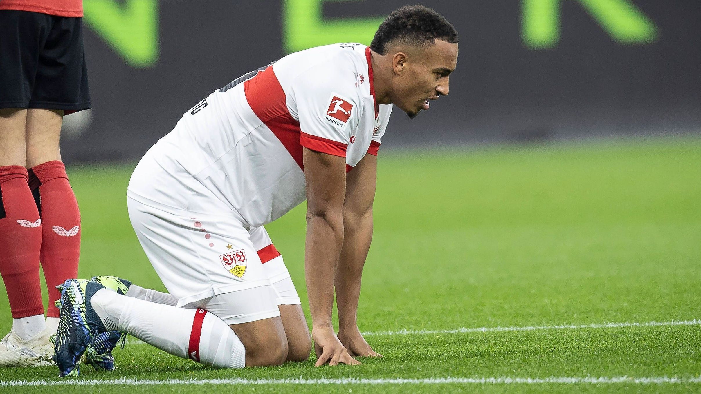 <strong>Jamie Leweling (Muskelverletzung)</strong><br>Beim 0:0 gegen Bayer Leverkusen zog Jamie Leweling einen Sprint an, musste diesen jedoch abbrechen und nach wenigen Minuten verletzt vom Feld. Der Shootingstar des VfB zog sich eine Muskelverletzung im Oberschenkel zu und fällt weiterhin aus. Wann genau der Flügelspieler Hoeneß wieder zur Verfügung steht, ist unklar.