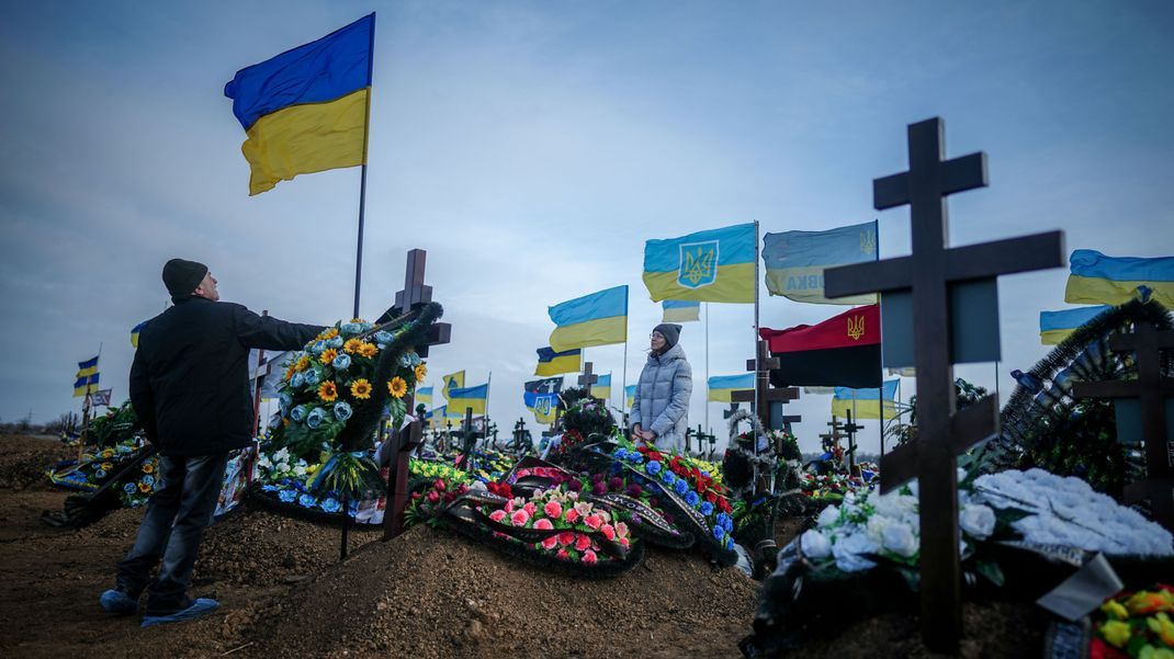 Unzählige ukrainische und russische Soldaten sind bereits im Ukraine-Krieg gefallen.