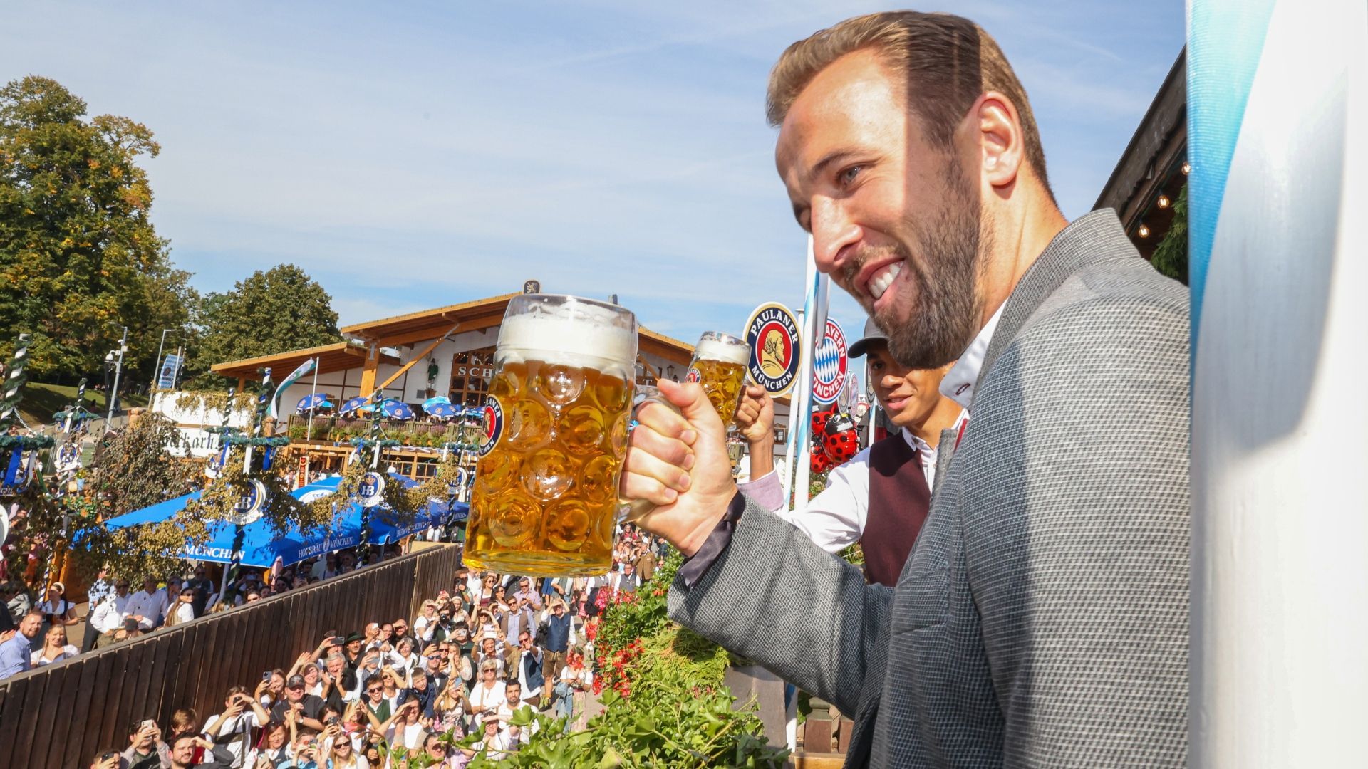 <strong>Der FC Bayern München auf dem Oktoberfest: Die besten Wiesn-Bilder</strong><br>Insgesamt war es mal wieder ein strahlender Wiesn-Auftritt der Bayern, ...