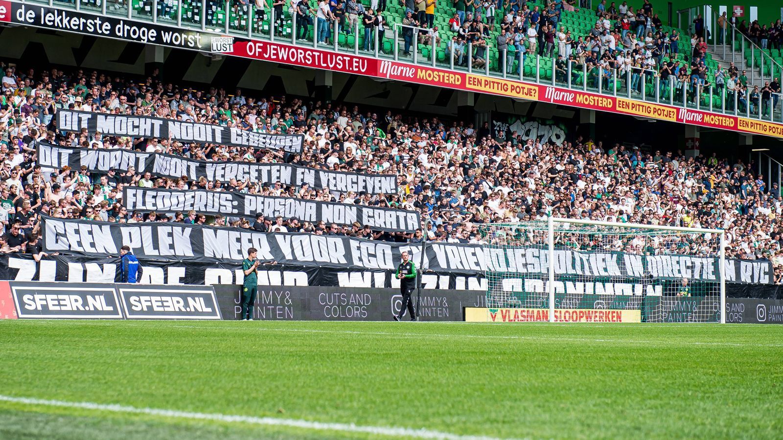 
                <strong>Spruchbänder nach Abstieg</strong><br>
                Auch in Form von Spruchbändern äußerten die Groningen-Anhänger ihren Unmut nach dem Abstieg aus der Eredivisie, doch es blieb nicht bei diesem schriftlichen bzw. friedlichen Protest. 
              