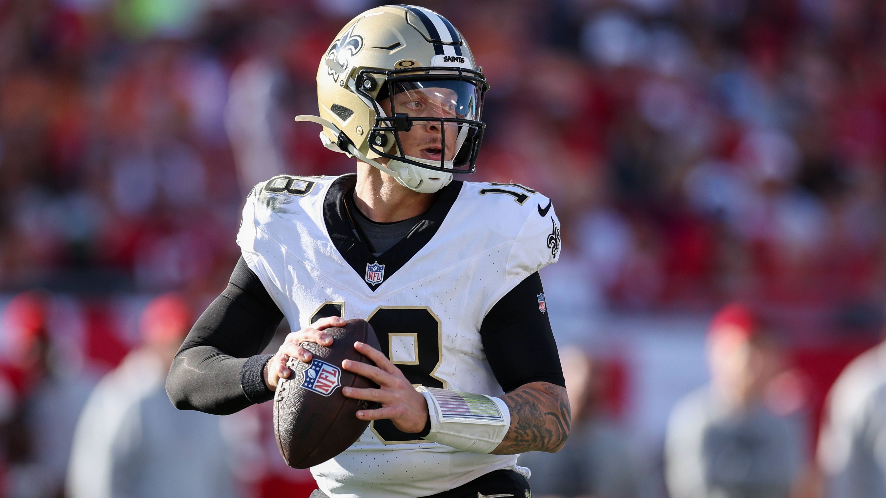 <strong>New Orleans Saints: Nachfolger für Derek Carr finden</strong><br>Derek Carr hat seine Karriere verletzungsbedingt beendet, damit ist völlig unklar, wer bei den Saints der neue Starting Quarterback sein wird. Spencer Rattler? Rookie Tyler Shough? Oder kommt noch ein externer Neuzugang? Diese Fragen werden die Fans und Beobachter in New Orleans ganz genau verfolgen.
