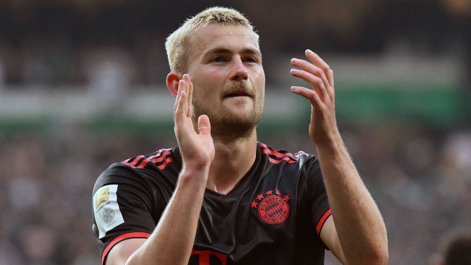 
                <strong>Matthijs de Ligt </strong><br>
                Der Innenverteidiger ist kaum zu überwinden, vereitelt gefährliche Angriffe, geht dorthin, wo es wehtut, nimmt im Zweifel auch einem schmerzhaften Zusammenprall in Kauf. ran-Note: 2
              