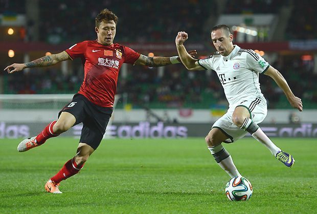 
                <strong>FC Bayern - Guangzhou Evergrande </strong><br>
                Die Bayern kennen von Anfang an nur den Vorwärtsgang und setzen Guangzhou Evergrande unter Druck. In diesem Fall: Franck Ribery gegen Linpen Zhang
              