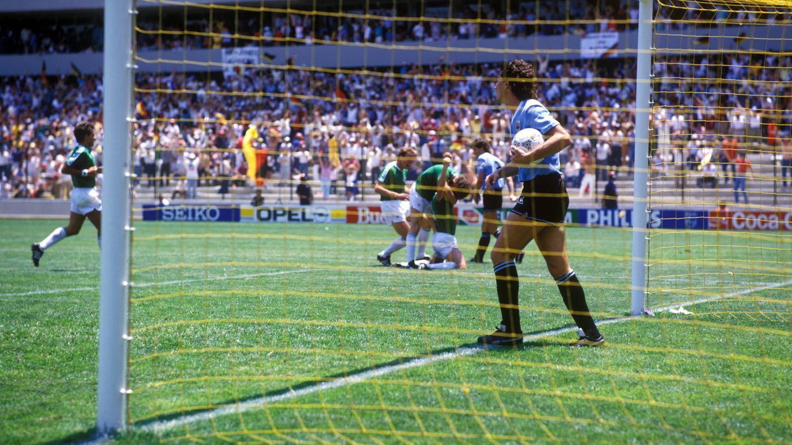 
                <strong>1986 in Mexiko (Vize-Weltmeister)</strong><br>
                Wieder droht eine Auftaktpleite. Doch Klaus Allofs rettet mit seinem Ausgleichstor in der 84. Minute noch ein 1:1 gegen Uruguay und damit halbwegs die WM-Premiere des Teamchefs Beckenbauer.
              