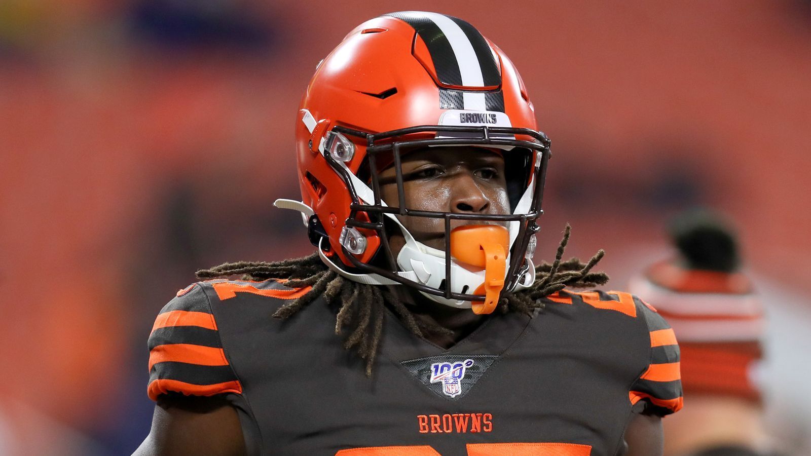 
                <strong>10. Kareem Hunt (Cleveland Browns)</strong><br>
                Hunt war im vergangenen November bei den Kansas City Chiefs nach einem Skandal entlassen worden. Ein Video zeigte, wie er in einem Hotel eine Frau misshandelte. Die Liga sperrte Hunt daraufhin für die ersten acht Spiele der laufenden Saison. Kostenpunkt für ihn: 503.529 Dollar.
              