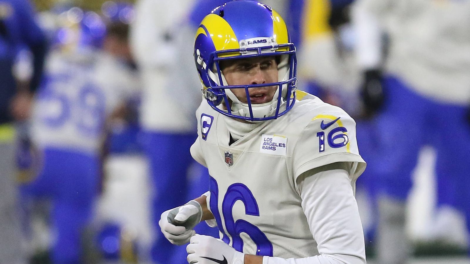 
                <strong>Was bedeutet der Deal für den Cap Space?</strong><br>
                Finanziell kostet der bis 2022 laufende Vertrag von Stafford die Rams 43 Millionen Dollar. Die Rams müssen für den Abgang von Goff zudem einen Dead Cap Hit von 22,2 Millionen Dollar hinnehmen. Die Lions zahlen nicht nur Goffs Mega-Vertrag, sondern stecken auch einen Dead Cap Hit in Höhe von 17,8 Millionen Dollar ein. Bedeutet Stand jetzt: Die Rams stehen laut Spotrac bei einem für 2021 angenommenen Cap Space von 175 Millionen Dollar bei einem Minus von rund 35 Millionen Dollar, die Lions bei einem Minus von zehn Millionen. Je nach endgültigem Cap Space (der genaue Betrag steht noch nicht fest) bedarf es weiterer Umbauten und Einsparungen im Kader.
              