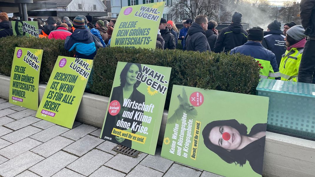 Landwirte protestieren im Vorfeld des politischen Aschermittwochs der Grünen vor der Stadthalle in Biberach. 