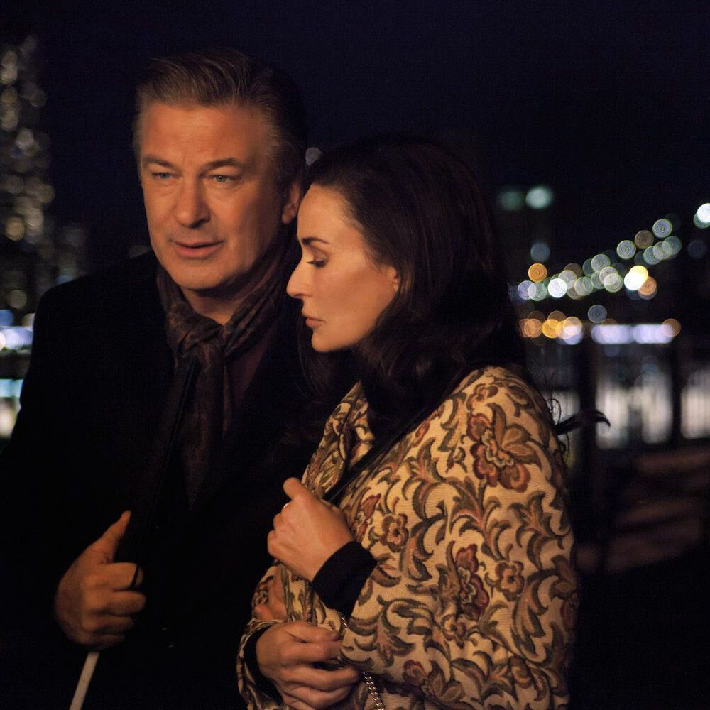 Alec Baldwin und Demi Morre "Love is Blind: Auf den zweiten Blick" laufen eng nebeneinander durch die dunkle Stadt.