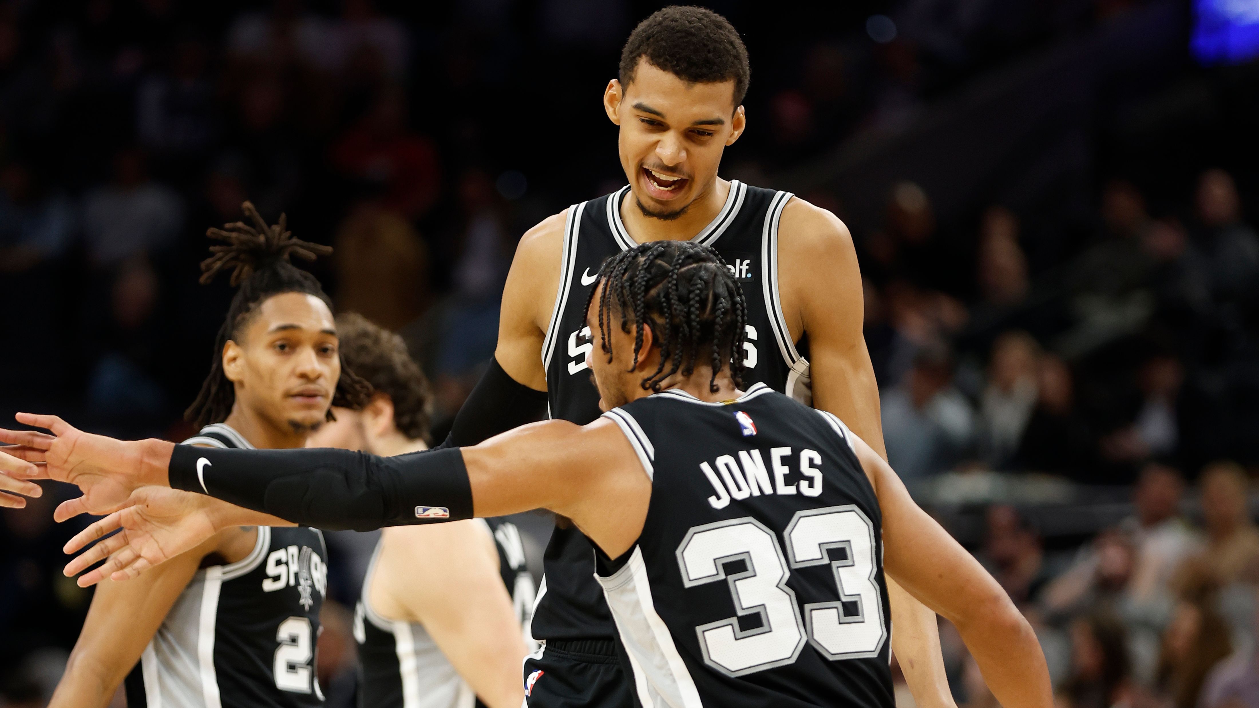 <strong>28.	San Antonio Spurs (zuvor Rang 28, 10:38)</strong><br>Beeindruckender Erfolg gegen das Top-Team aus Minnesota. Dann aber wieder enttäuschende Niederlagen gegen die Wizards und Magic. Wembanyama hat inzwischen eine unglaubliche Selbstverständlichkeit in seinem Spiel. Im Jahr 2024 scorte der Franzose nur einmal weniger als 20 Punkte.